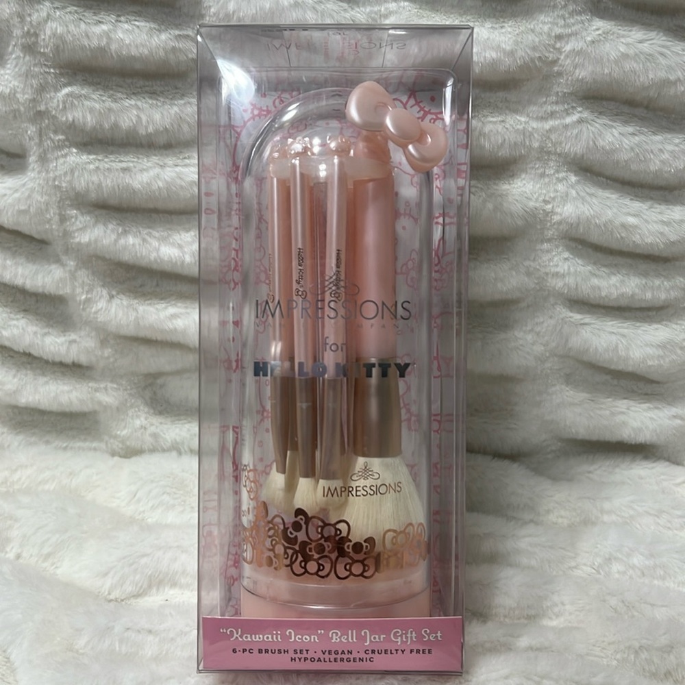 PRICE IS FIRM - Hello Kitty Kawaii Icon 6 Piece Bell Jar Makeup Brush Gift Set